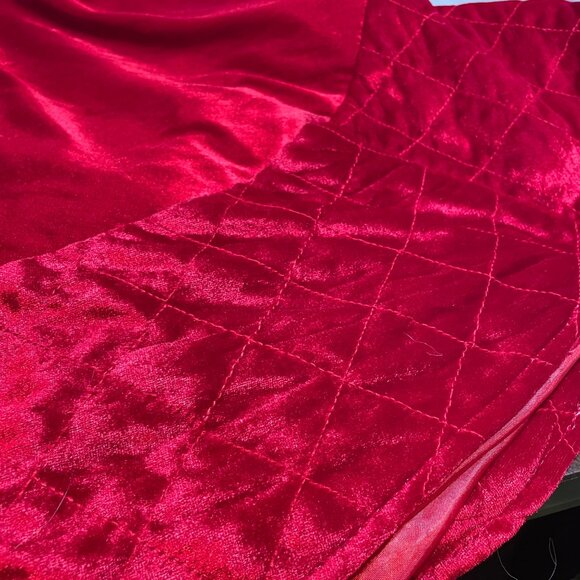 Vintage Red Quilted Velvet Christmas Tree Skirt with Velcro Closure - Picture 2 of 7